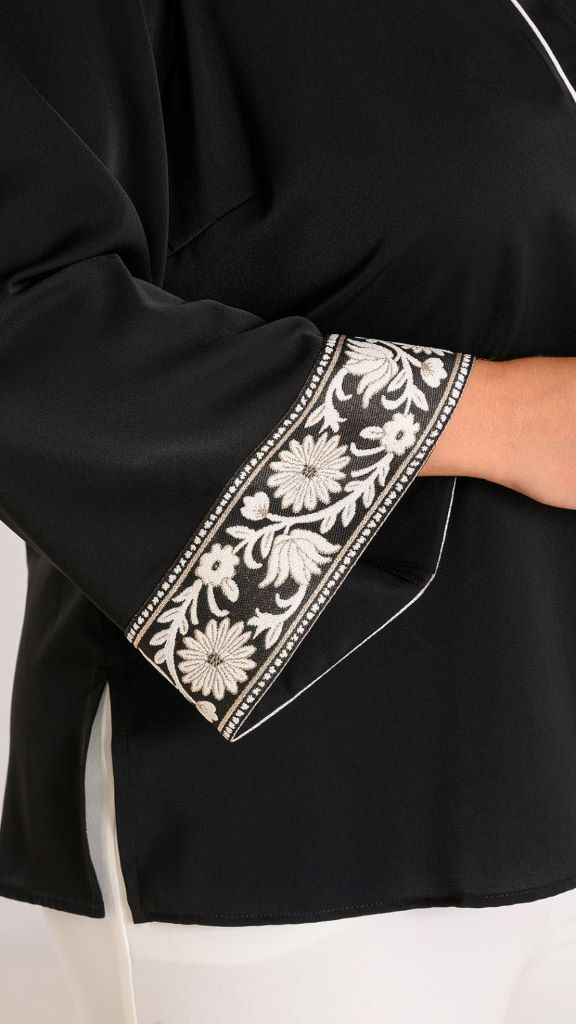 Πουκαμίσα σατέν σε άλφα γραμμή με λευκό κέντημα στο μανίκι