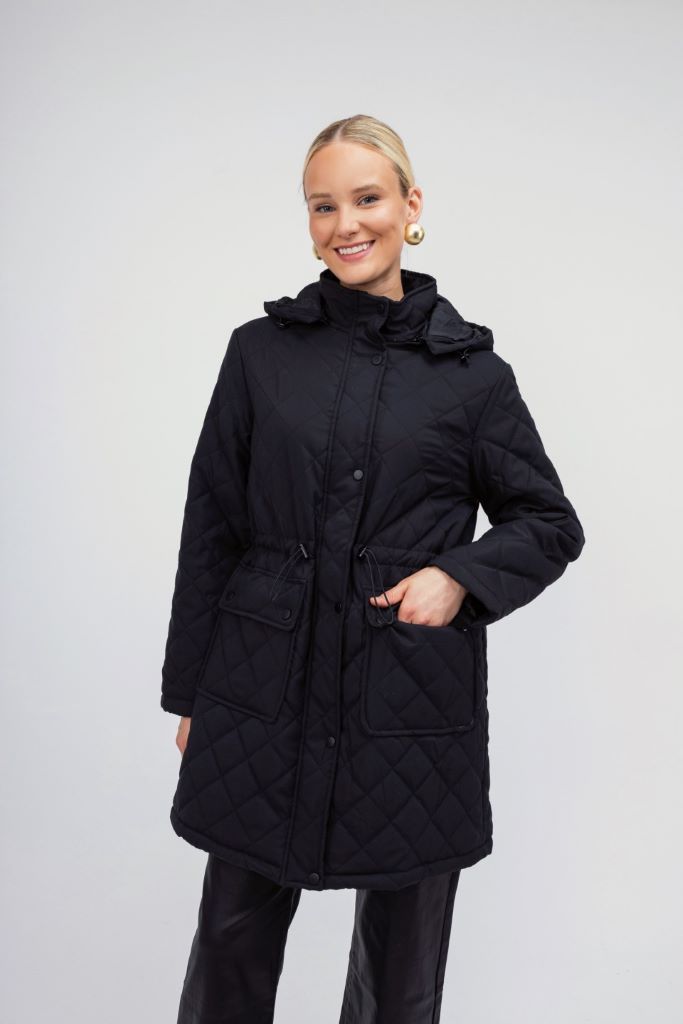 Μπουφάν καπιτονέ με κουκούλα και τσέπες και ενσωματωμένη ζώνη