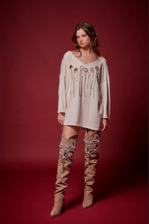 Oversize πλεκτό με λεπτομέρειες στας και μαργαριτάρια