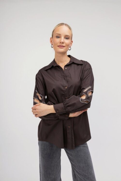 Πουκάμισο με ανοίγματα στα μανίκια και στρας σε πολύ άνετη γραμμή