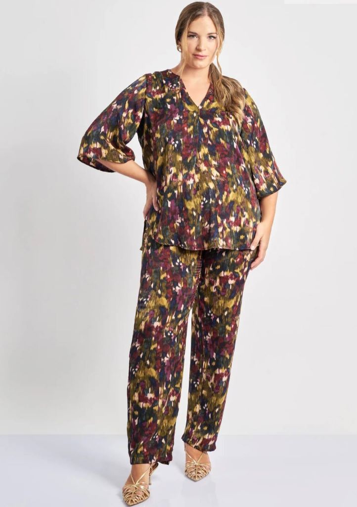 Σετ σατέν μπλούζα εμπριμέ και παντελόνα με ελαστική μέση Σετ σατέν μπλούζα εμπριμέ και παντελόνα με ελαστική μέση