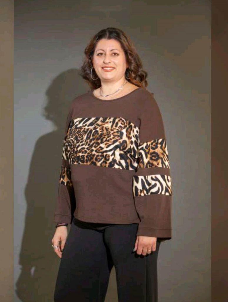 Μπλούζα πλεκτή με άνιμαλ πριντ λεπτομέρειες σε άνετη γραμμή