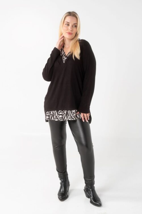 Μπλούζα πλεκτή σε πολύ άνετη γραμμή με εμπριμέ φάσα στο τελείωμα και στο ντεκολτέ